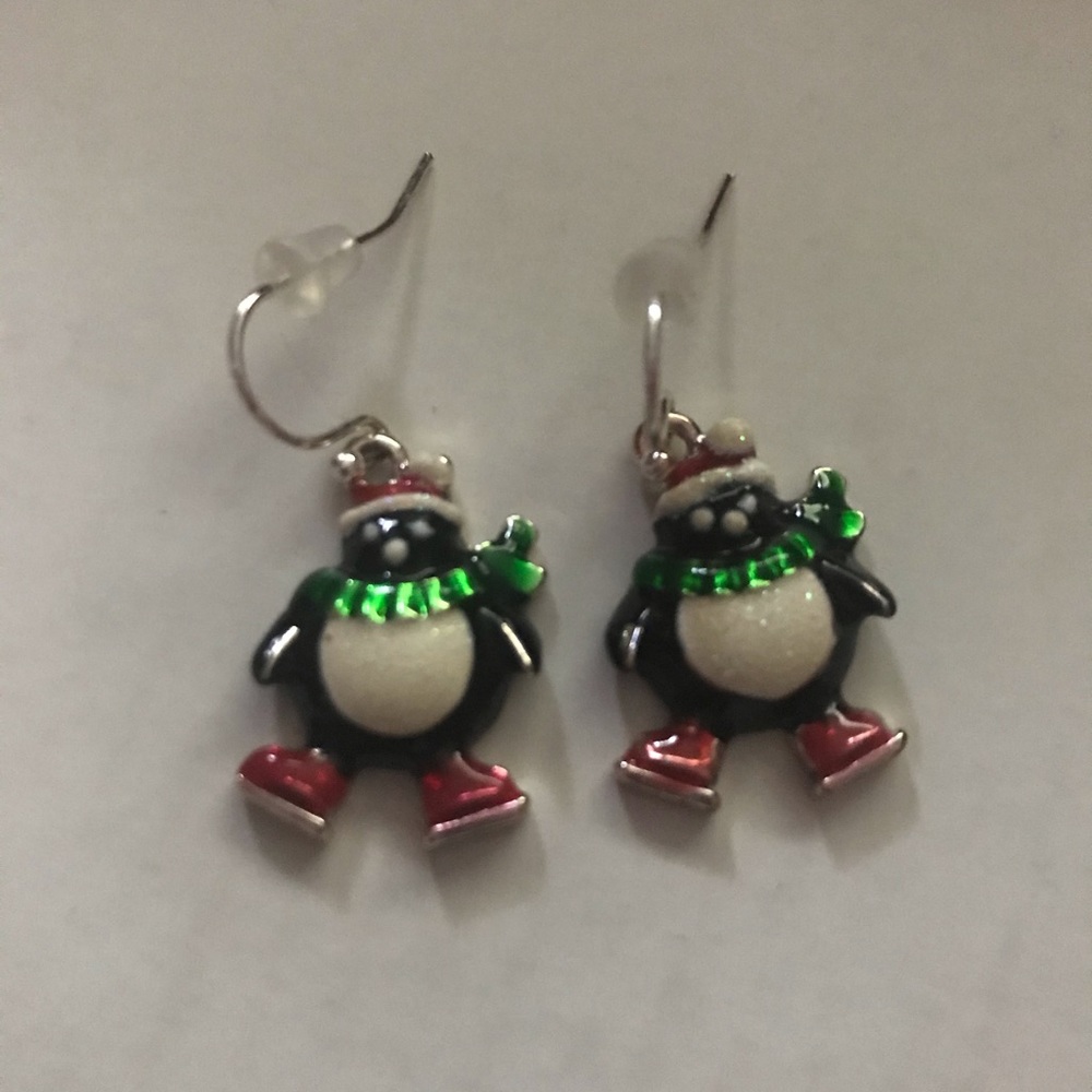 Set of 2 rings and 3 pairs of earrings, never worn